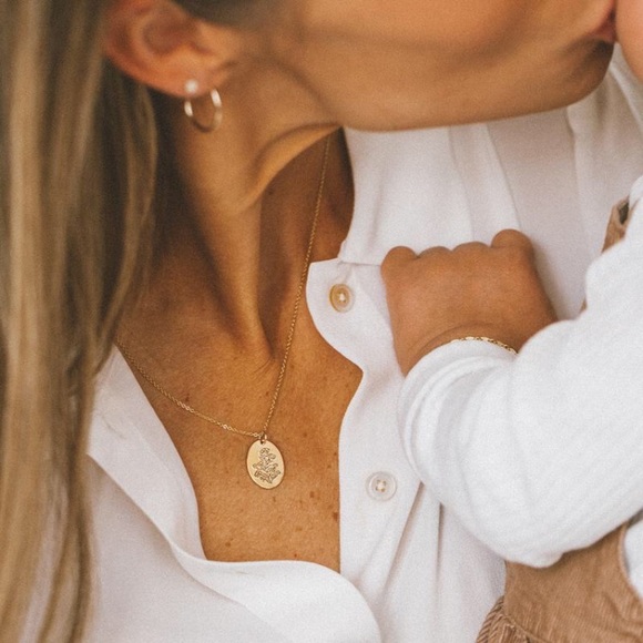 Minimalist Boho Floral Family Oval Gift Necklace - Picture 6 of 16